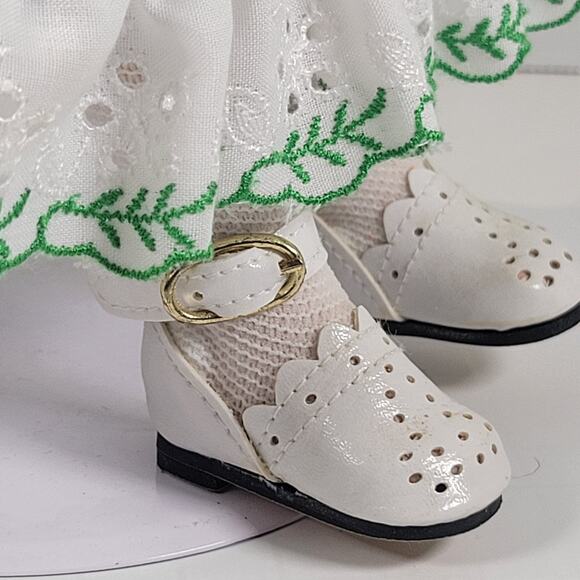 Paradise Gallery 15" Musical Porcelain Doll "Kelly" by Patricia Rose with Stand - Picture 11 of 15